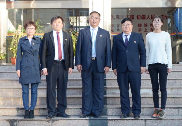 图十一：上一届总支委员委员合影。总支书记戴正清（左三））、总支副书记李章明（左四）、总支宣传委员刘武（左二）、总支组织委员王乙珩（左五）、总支纪检委员王丽银（左一）