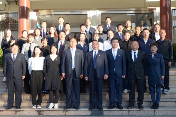 图十三：会议结束后，全体参会党员合影留念