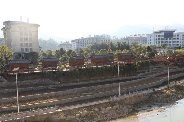 图为源通公园商铺的剪影