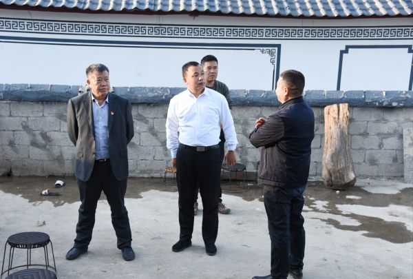 图二：路治华副市长一行深入大水井村委会官家地村农户家中调研住房保障情况
