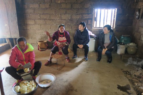 邹红局长与当地妇女座谈