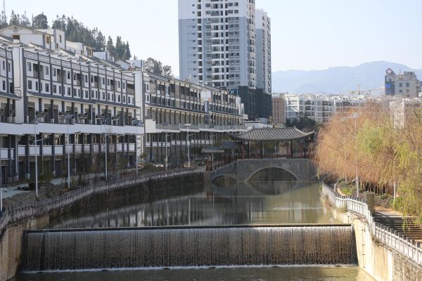 图为迎春河钢坝的剪影3