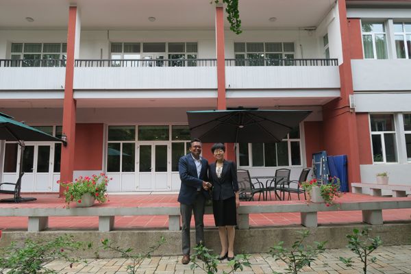 朱媚副市长与联合国开发计划署驻华副代表戴文德合影_副本