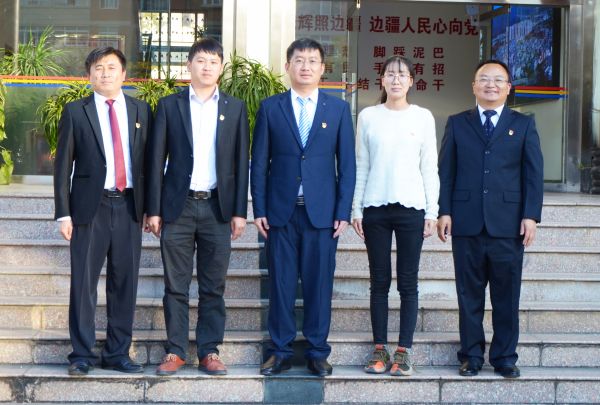 图十二：新当选总支委员委员合影。总支书记张健荣（左三）、总支副书记刘武（左一）、总支组织委员王乙珩（左四）、总支宣传委员杨添良（左五）、总支纪检委员何根显（左二）