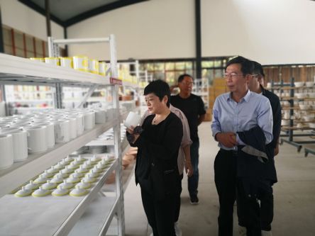 参观临沧炼玉陶瓷有限公司生产车间
