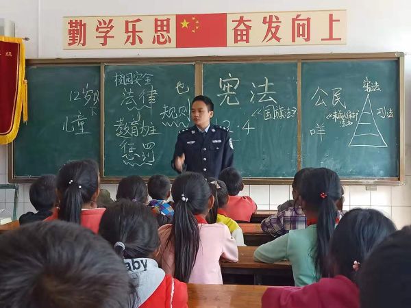 2019年12月4日至5日集普法之力 “宪”普法之行 边陲镇康奏响普法惠民联合交响曲-校园宣传