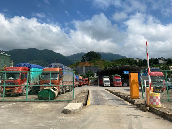 为装有生活、医疗物资的车辆在清水河口岸等待通关