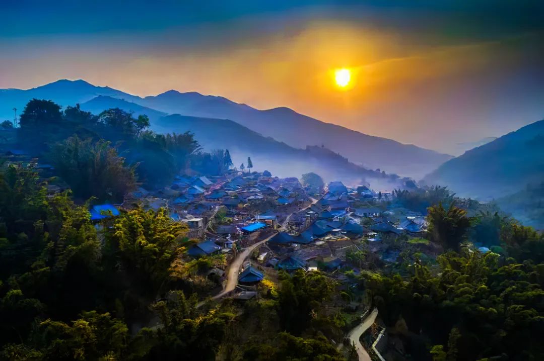 嘎多月亮古寨景区