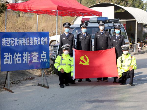 高举党旗 抗疫前行