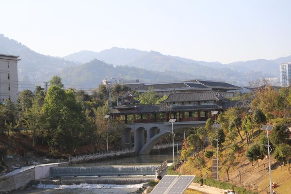 图为迎春河钢坝的剪影1