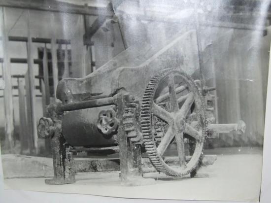 李国柱购进巧家的第一台半机械化的挂面机   